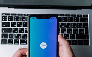 Canva-Workshop für Social Media in Marsberg Ein Smartphone mit dem Logo von Canva wird über eine Tastatur gehalten