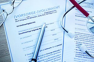 Kostenfreier Vortrag zu Vorsorgemöglichkeiten Vorsorgevollmacht, auf der eine Brille und ein Kugelschreiber liegen