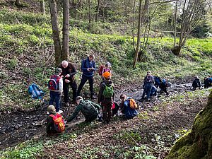 Geokids im Frohntal unterwegs Die Geokids erforschen ein Bach im Wald